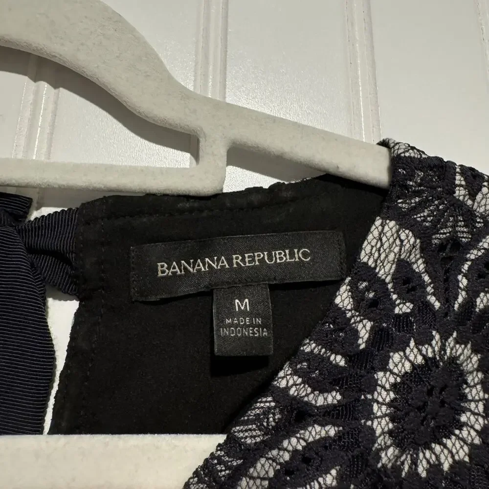 Banana Republic Navy Blue Lace Floral Sleeveless Top Size Medium